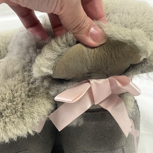 Ugg Women’s Bailey Bow II Ankle Boot Sz 7US 5.5UK Slip on Suede Gray - Picture 4 of 10